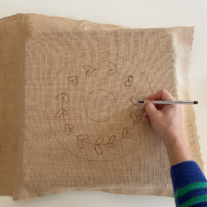 disegnare ghirlanda natalizia su sacco di yuta