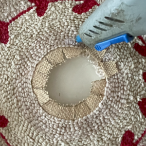 rifinire ghirlanda natalizia con colla a caldo interno