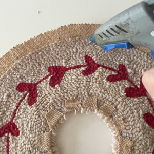 rifinire ghirlanda natalizia con colla a caldo esterno