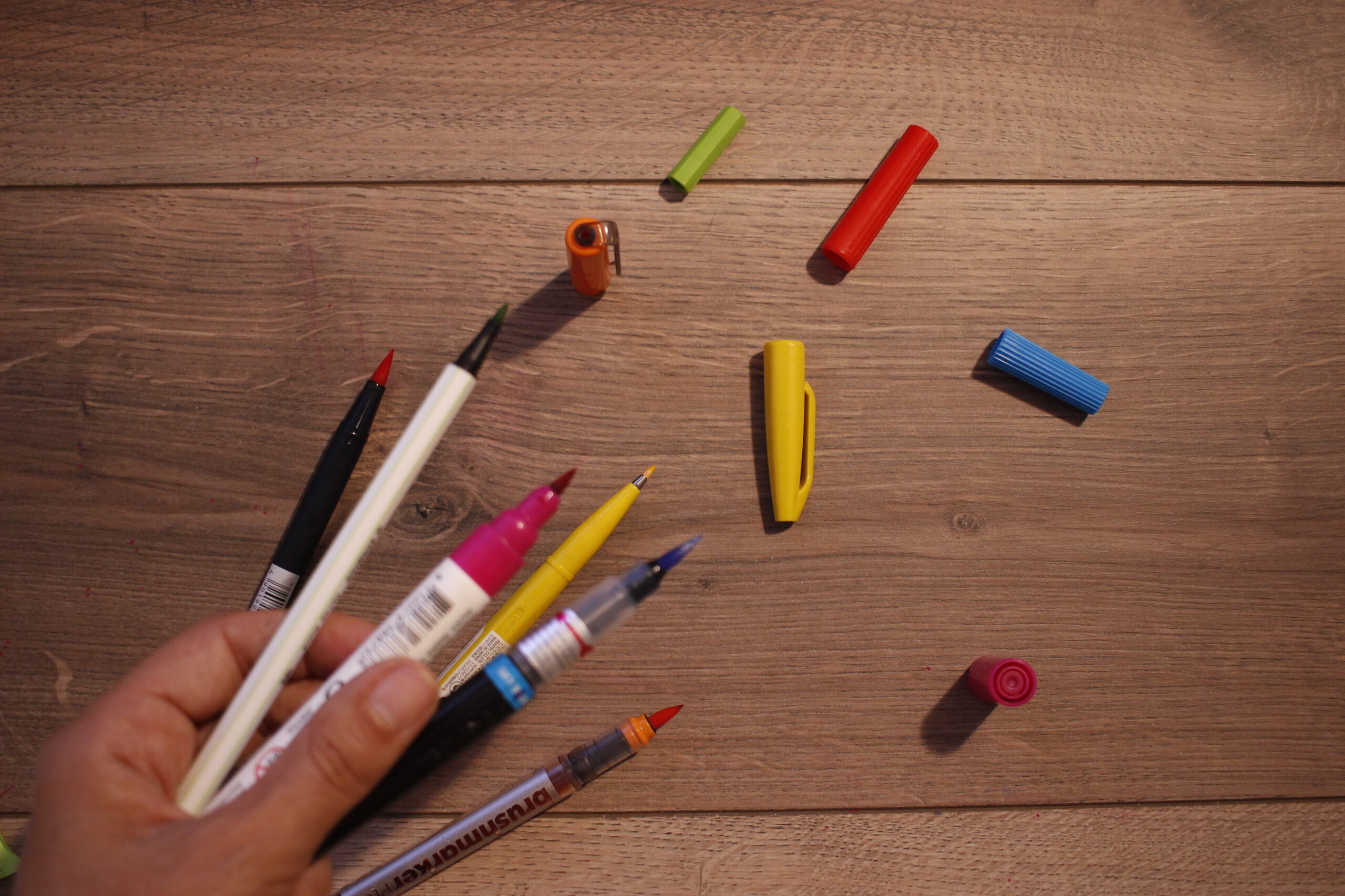 penne per il brush lettering di diversi colori e con punte di diverse dimensioni