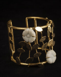 bracciale creato con la tecnica dell'upcycling con fiori bianchi