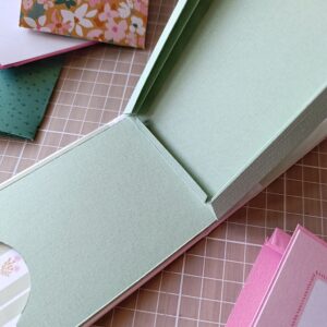 assemblaggio mini album 