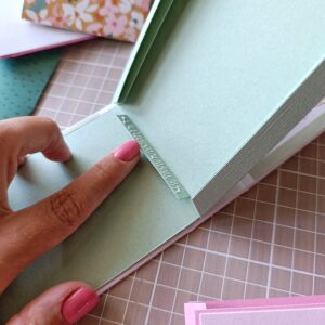 assemblaggio mini album 