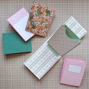 assemblaggio mini album con tutte le bustine