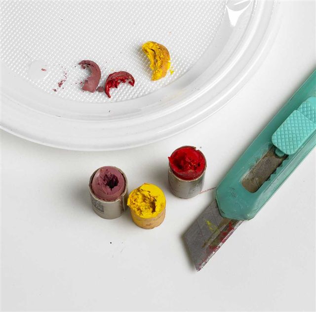 Piano da lavoro con piatto in plastica con colori e taglierino