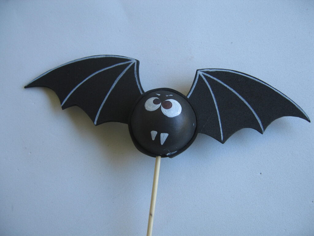 decorazione fai da te halloween con gomma eva pipistrello