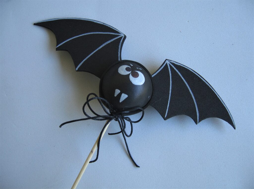 decorazione fai da te halloween con gomma eva pipistrello