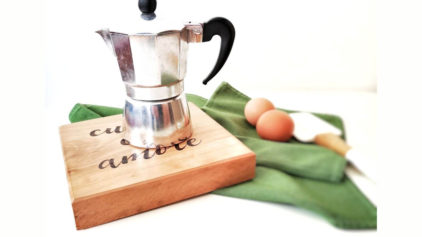 sottopentola di legno con incisione fatta con il pirografo e mocca di caffè  con uova