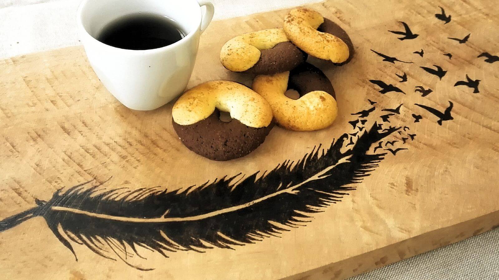 Vassoio decorato con la pirografia con biscotti e caffè