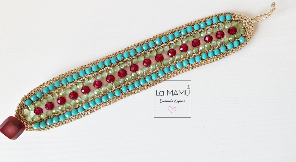 bracciale gioiello realizzato ad uncinetto con perle rosse, verdi e turchesi