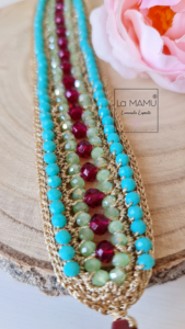bracciale gioiello realizzato ad uncinetto con perle rosse, verdi e turchesi bracciale gioiello realizzato ad uncinetto con perle rosse, verdi e turchesi