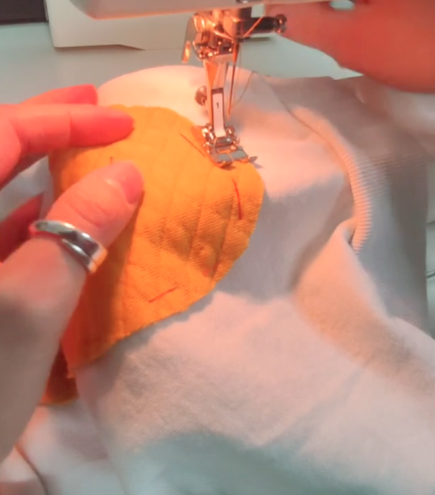 Refashion: macchina da cucire che cuce la sogoma sul capo macchiato 
