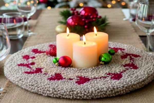 Ghirlanda natalizia con la tecnica del punch needle