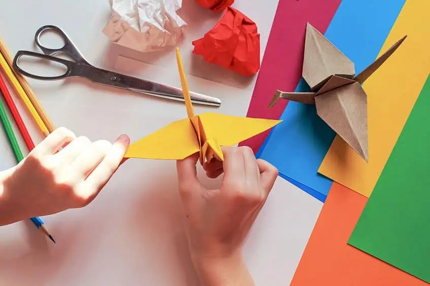 piano da lavoro con cartoncini colorati e origami