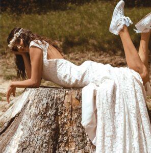 abito-sposa-scarpe-sneaker-pizzo-mimanera