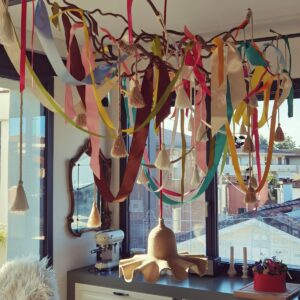 albero sospeso di Carnevale creato con strisce di carta colorate