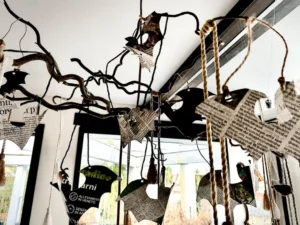 Albero sospeso di Halloween decorato con pipistrelli in carta di giornale appesi ai rami