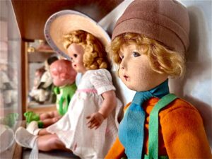 Bambole vintage in stoffa e altri materiali esposte al Museo Veneto del Giocattolo