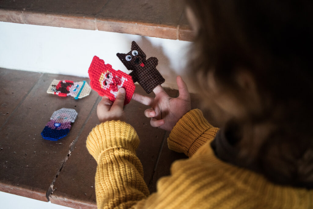 marionette per dita in plastic canvas Cappuccetto Rosso, gioco per stimolare immaginazione e creatività 