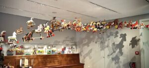 Installazione sospesa di cavalli a dondolo al Museo del Giocattolo di Norimberga