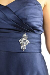 modo per usare la spilla: sull'abito elegante