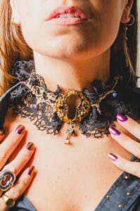 choker-pizzo-nero-chiusura-serratura-le-peg