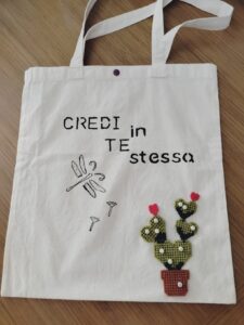 Come personalizzare la tua tote bag con il plastic canvas