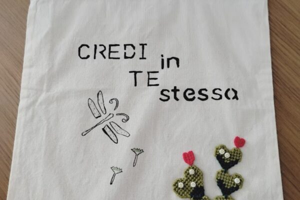 Come personalizzare la tua tote bag con il plastic canvas