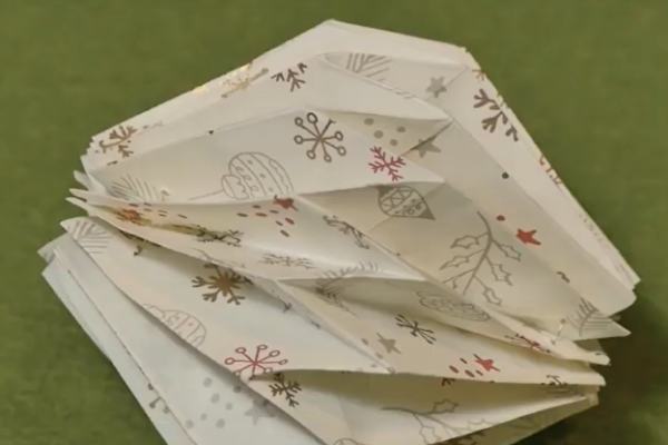 Come costruire una pallina origami di Natale
