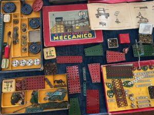 Scatole e pezzi metallici colorati di giochi di costruzione Meccano vintage