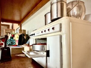 Cucina giocattolo bianca Ingap con batteria di pentole degli anni Sessanta