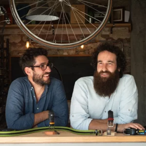 Due ragazzi artigiani creatori di accessori upcycled