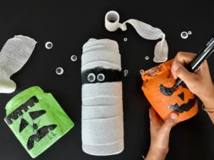 Bambino decora lanterne di Halloween a forma di Frankenstein mummia e zucca