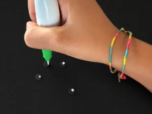 Puntino bianco aggiunto ai dischetti neri per creare gli occhi dei fantasmini