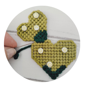 come annodare le parti del cactus in plastic canvas sulla tote bag
