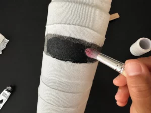 Fascia nera dipinta sulla garza di una lanterna mummia di Halloween