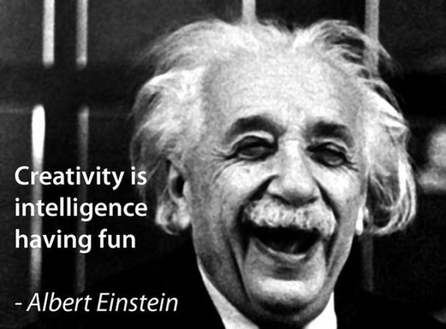 Foto di Albert Einstein che ride con la sua citazione "La creatività è l'intelligenza che si diverte"
