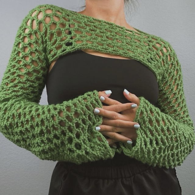 modella che indossa coprispalle verde realizzato ad uncinetto (easy mesh crochet) 