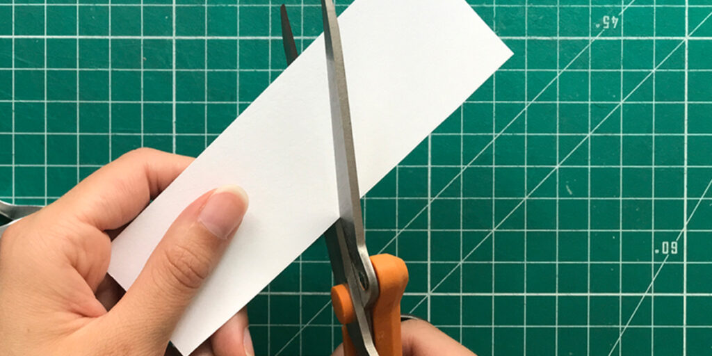 strumenti per creare con la carta: forbici