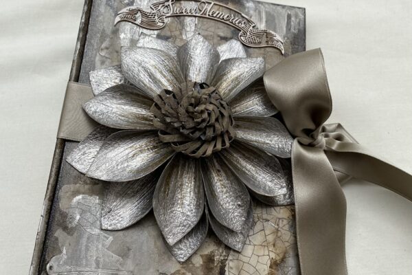 Come creare un fiore argentato in carta fai-da-te