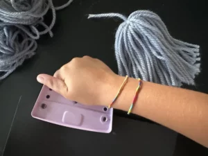 Perforatore usato sul cartoncino nero per creare gli occhi dei fantasmini