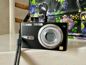 fotocamera-compatta-digitale-anni-duemila-lumix-panasonic