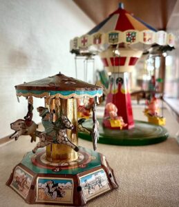 Due giostre giocattolo vintage in latta