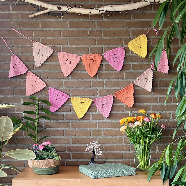 bandiere per decorare casa realizzate ad uncinetto happy birthday bunting