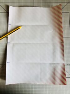 Piano da lavoro con foglio di carta bianco, penna 