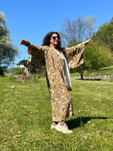 Donna che veste un kimono floreale dallo stile modest fashion 