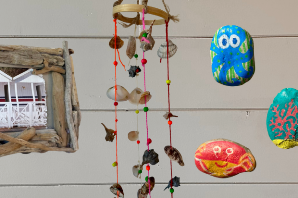 Lavoretti DIY per bambini: 3 progetti di riciclo creativo con i “tesori” raccolti in spiaggia