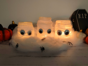 Barattoli in vetro con lana bianca, occhi e ragni per halloween