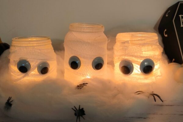 Decorazioni di Halloween fai da te: barattoli mummia