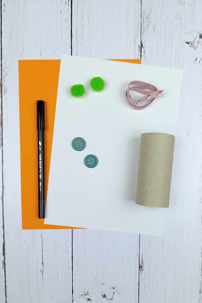 materiale per pupazzo di neve con rotoli di carta: idea di riciclo creativo di natale